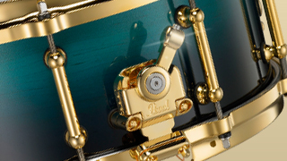 Pearl Masterworks Snare met Satin Sea Fade Schelpfinish en Gold Plated Hardware