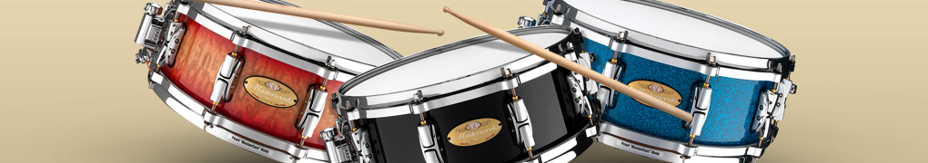 Pearl Masterworks Snares s Red Maple Burl Fade Shell Finish a chrómovaná Hardware, Piano Black Shell Finish a pochrómovaný Hardware, a drvený Blue Sparkle Shell Finish a Chrómovaný Hardware