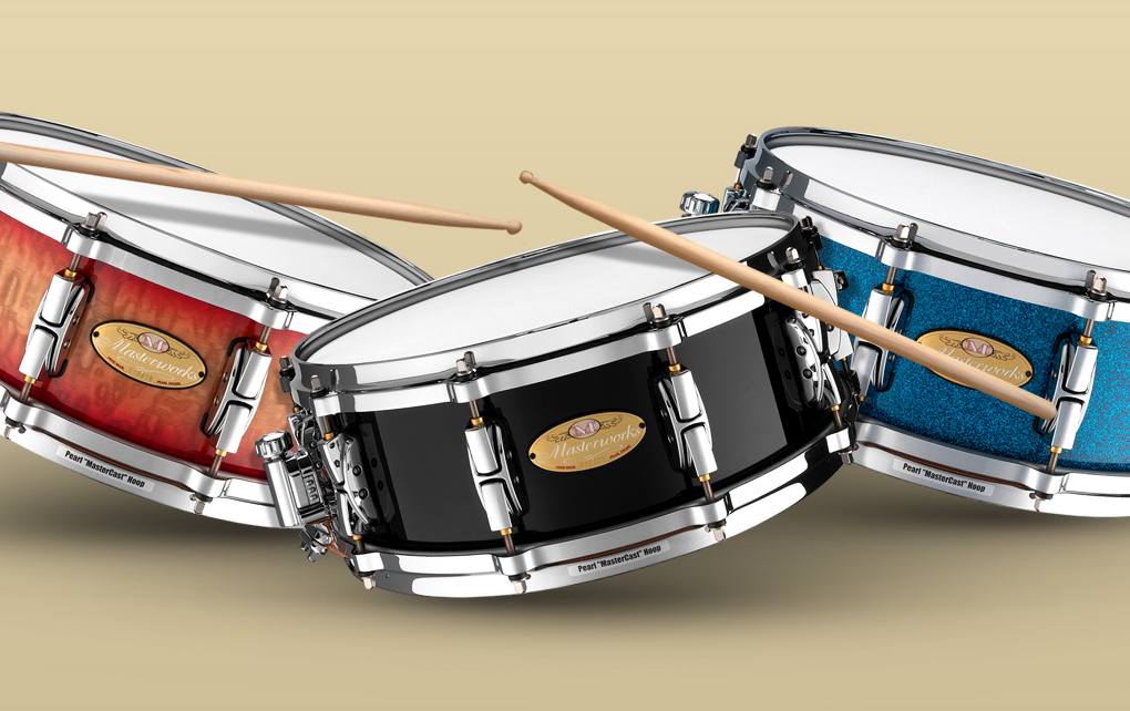 Pearl Masterworks Snares s Red Maple Burl Fade Shell Finish a chrómovaná Hardware, Piano Black Shell Finish a pochrómovaný Hardware, a drvený Blue Sparkle Shell Finish a Chrómovaný Hardware