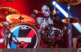 Josh Dun (ventuno piloti) che suona la batteria SJC Custom Tamburos